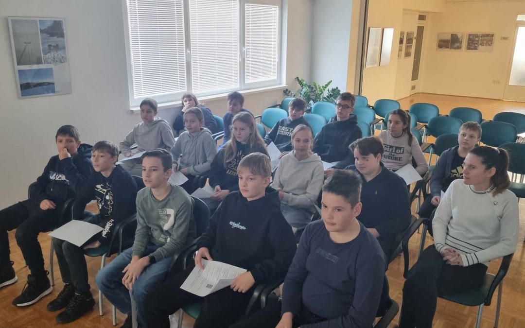 Obisk splošne knjižnice Sevnica v sklopu projekta “Rastem s knjigo”